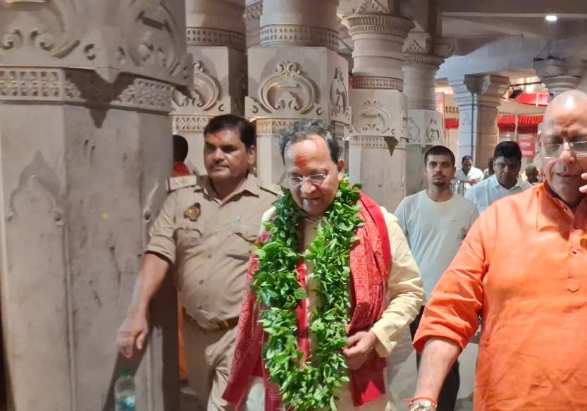 मां विंध्यवासिनी का दर्शन-पूजन कर निकलते भाजपा राष्ट्रीय महासचिव अरुण सिंह।