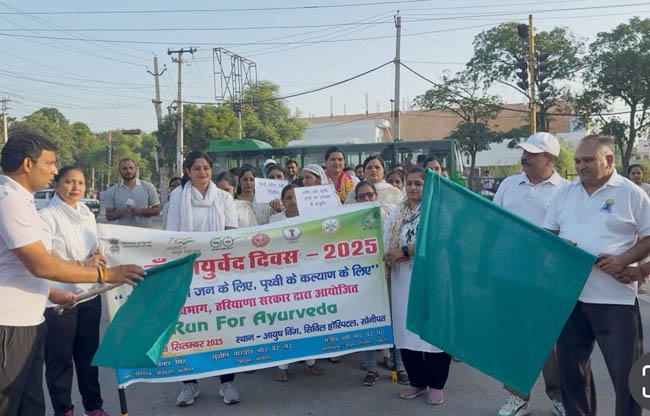 सोनीपत: यमुना आयुर्वेद मैराथन को हरी झंडी दिखाते हुए मेयर राजीव जैन