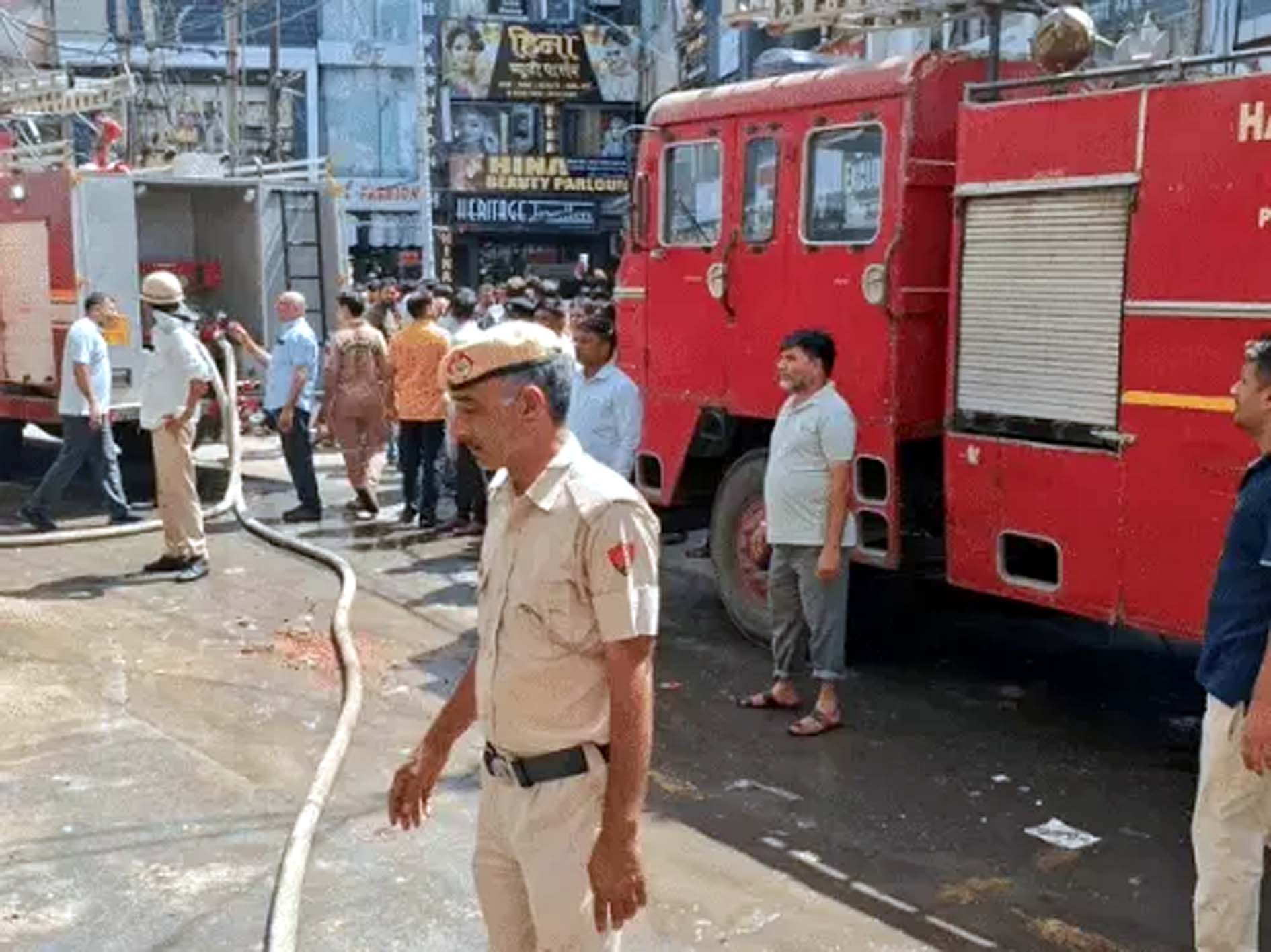 मौके पर खड़ी दमकल गाड़ियां।