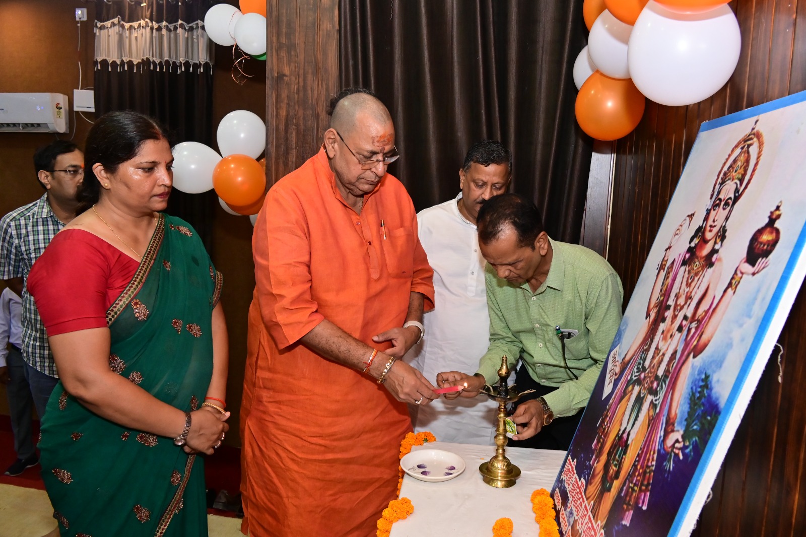 दीप प्रज्वलित कर कार्यक्रम का शुभारंभ करते विधायक नगर रत्नाकर मिश्रा, विधायक मझवां सुचिष्मिता मौर्य व अन्य।