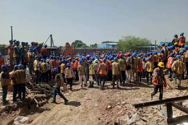 पन्ना के जेके सीमेंट प्लांट में हादसे के बाद जमा भीड़