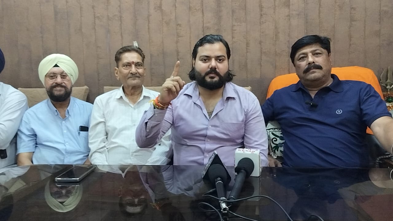 पतरकाराें से बातचीत करते दंगल कमेटी के सदसय्