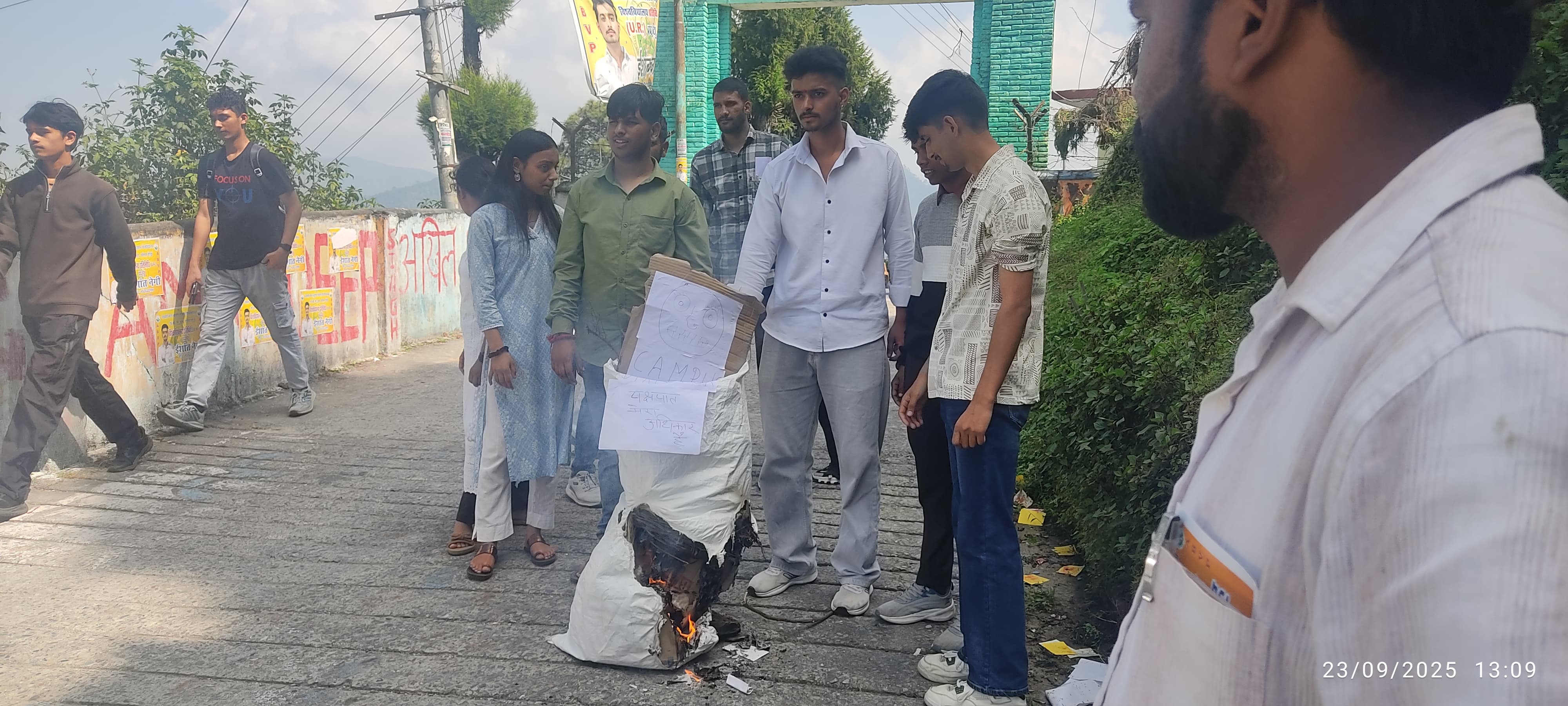 पौड़ी परिषद प्रशासन का पुतला फूंकते एबीवीपी