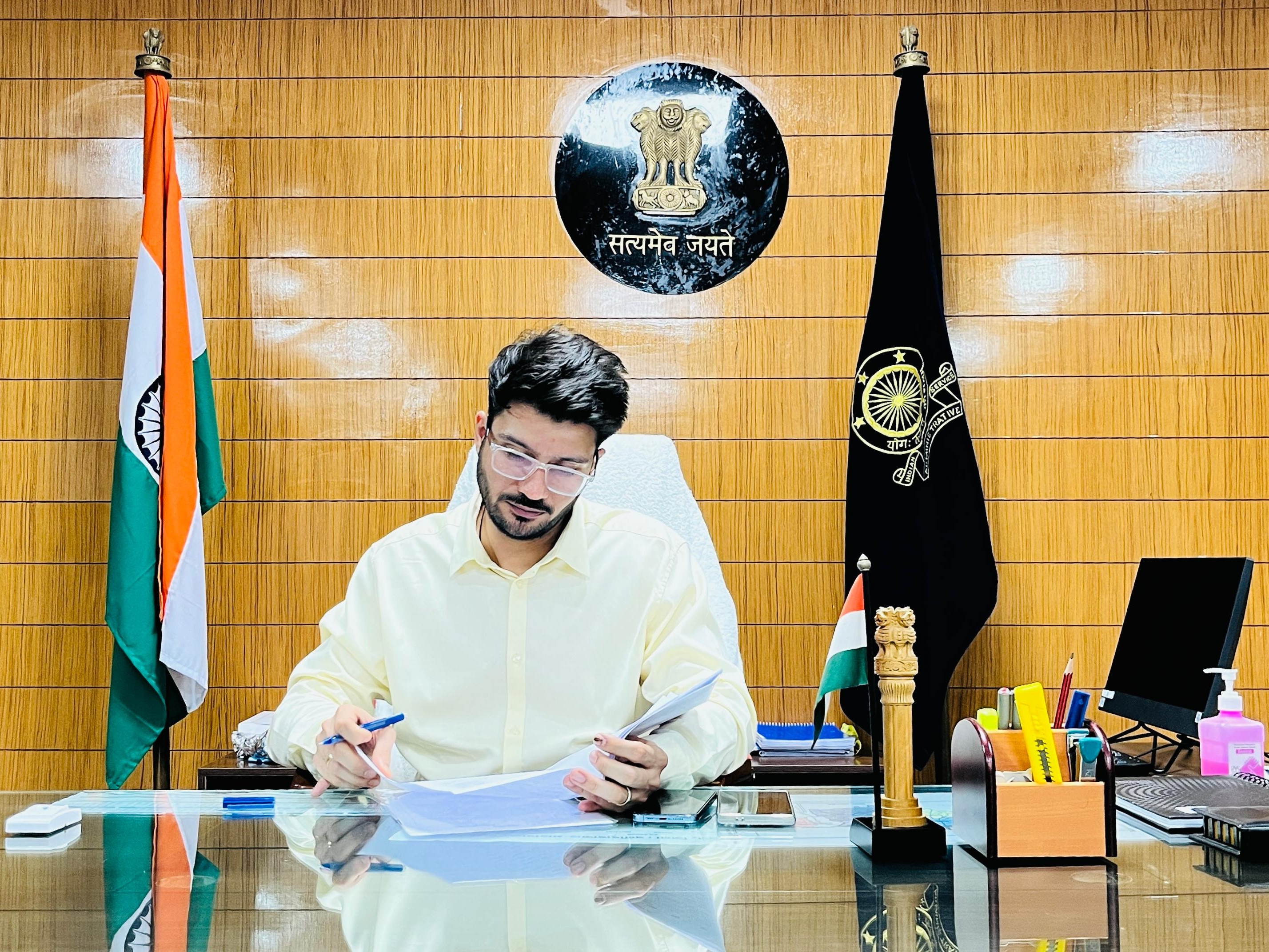 कलेक्टर दीपक सोनी