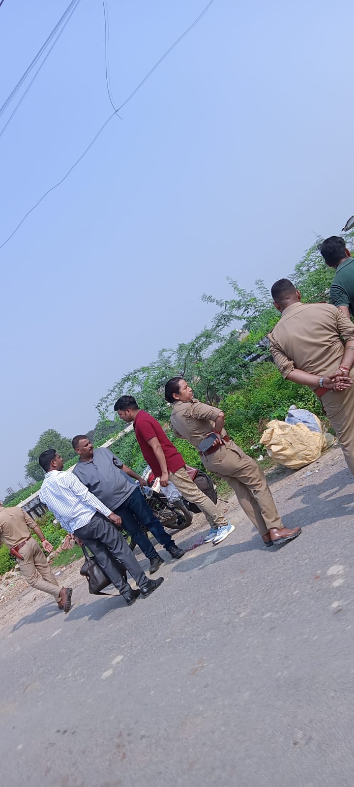 घटनास्थल की पड़ताल करती पुलिस का छायाचित्र