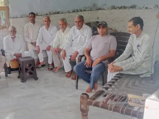 किसान नेता बैठक करते हुए किसान नेता बैठक करते हुए