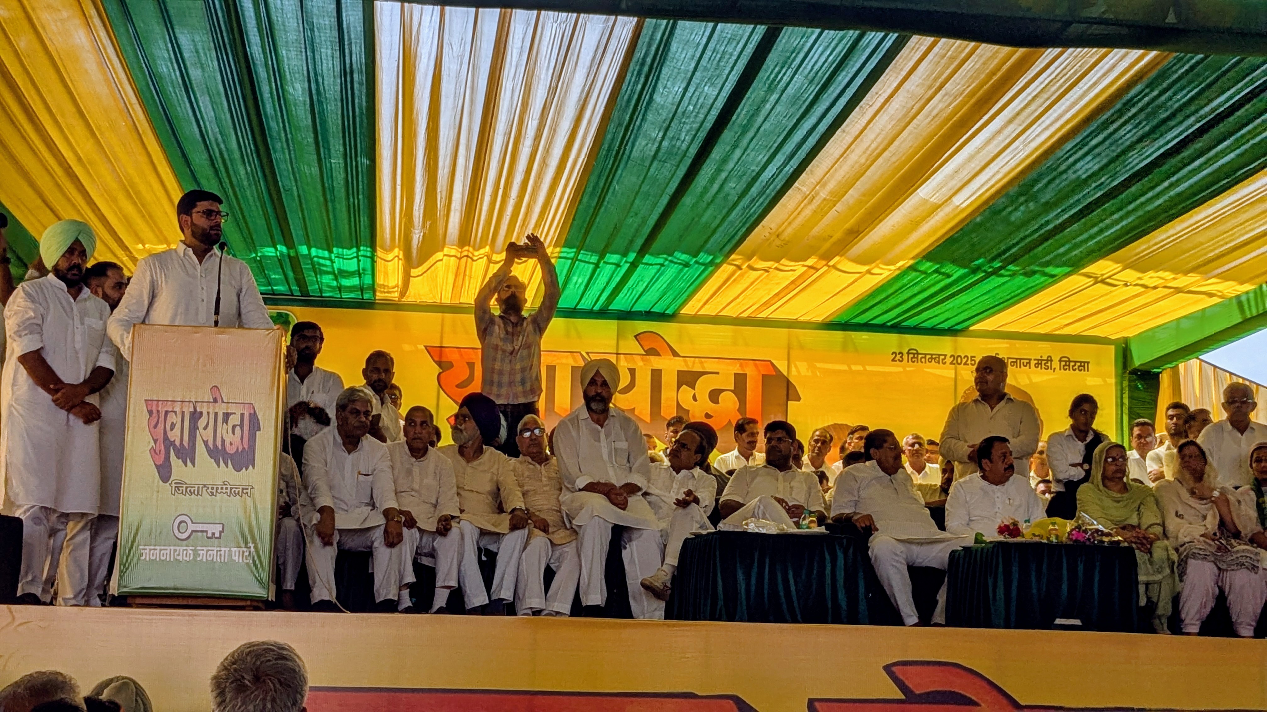 सम्मेलन को संबोधित करते दिग्विजय चौटाला।