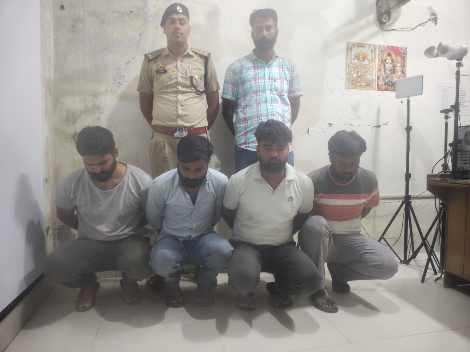 ऑनलाइन ठगी मामले में पकड़े गए आरोपी।