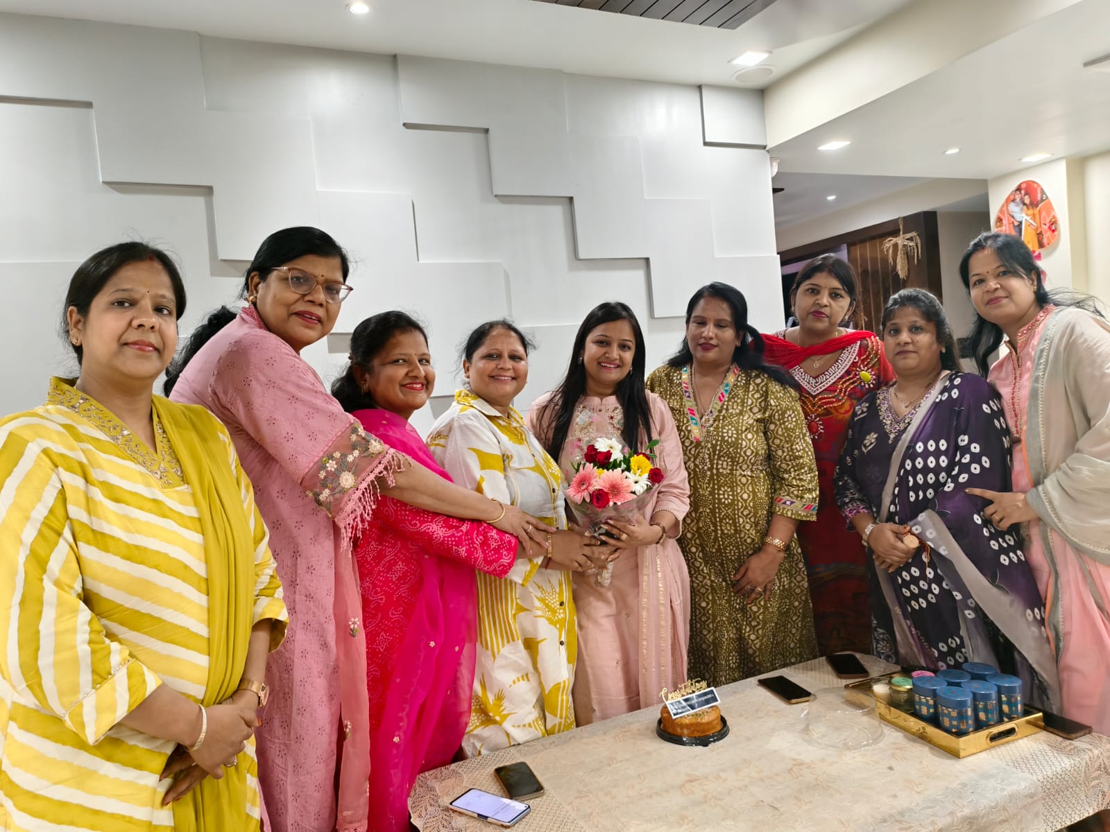 बधाई देते शाखा की सदस्य बधाई देते शाखा की सदस्य