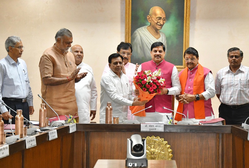 मुख्यमंत्री डॉ. यादव को संपदा 2 के लिए राष्ट्रीय स्तर पर सम्मानित होने के लिए मंत्रीगण ने दी बधाई