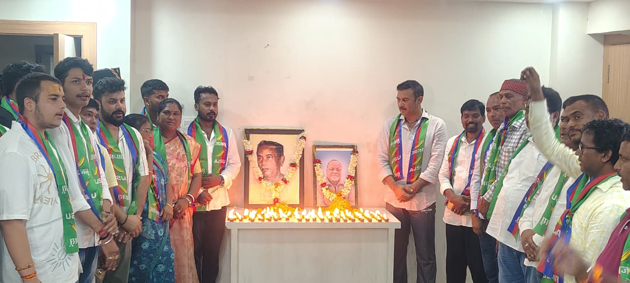 श्रद्धांजलि देते सुदेश महतो सहित अन्‍य