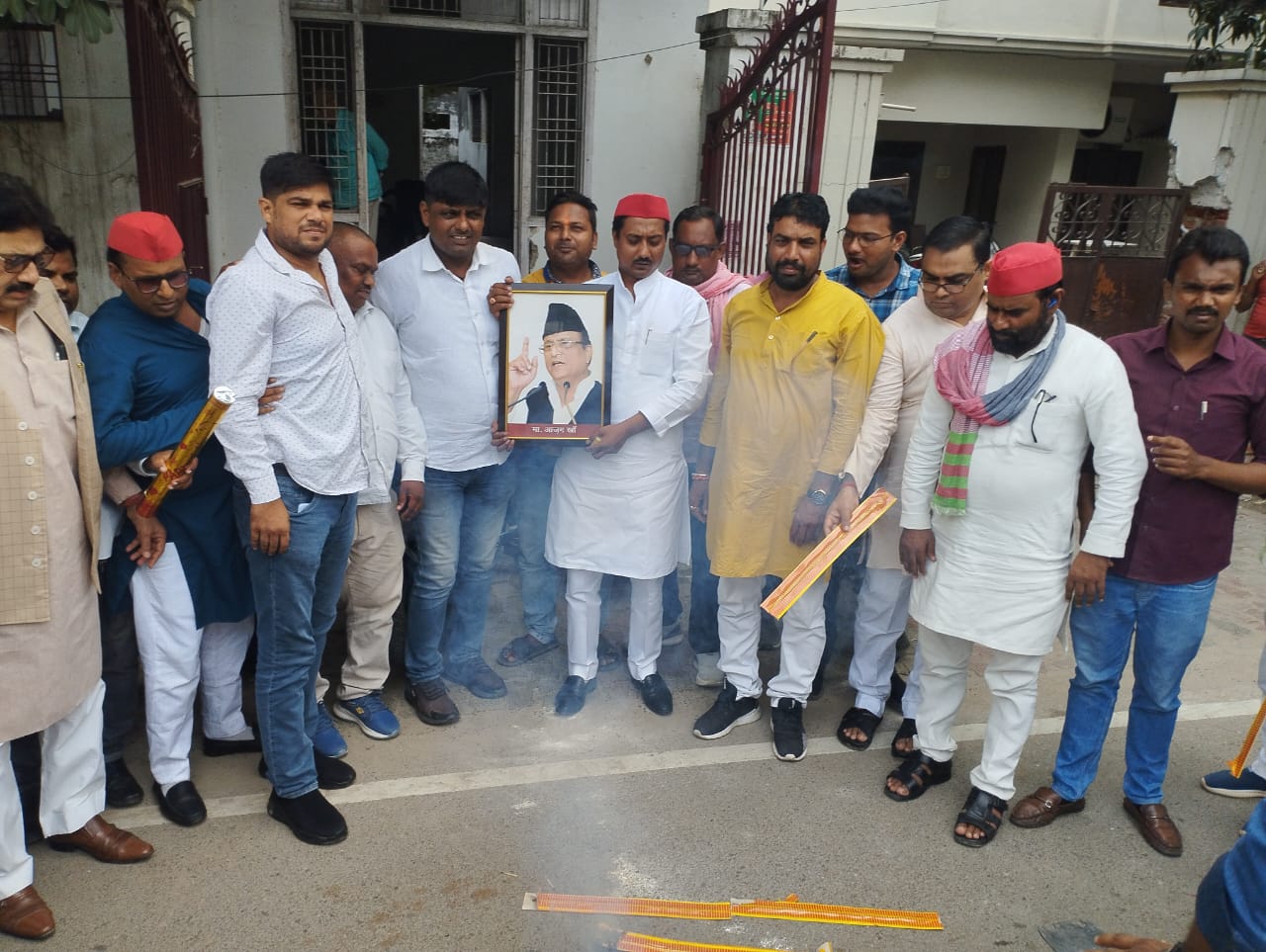 आजम खान की रिहाई पर सपा कार्यकर्ताओं ने पटाखे छोड़ मनाया जश्न*