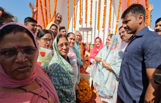 शहीद स्मारक पर श्रद्धांजलि देते हुए स्वास्थ्य मंत्री आरती सिंह राव। शहीद स्मारक पर श्रद्धांजलि देते हुए स्वास्थ्य मंत्री आरती सिंह राव।