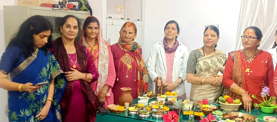 धन्वंतरी दिवस पर लगाई प्रदर्शनी।