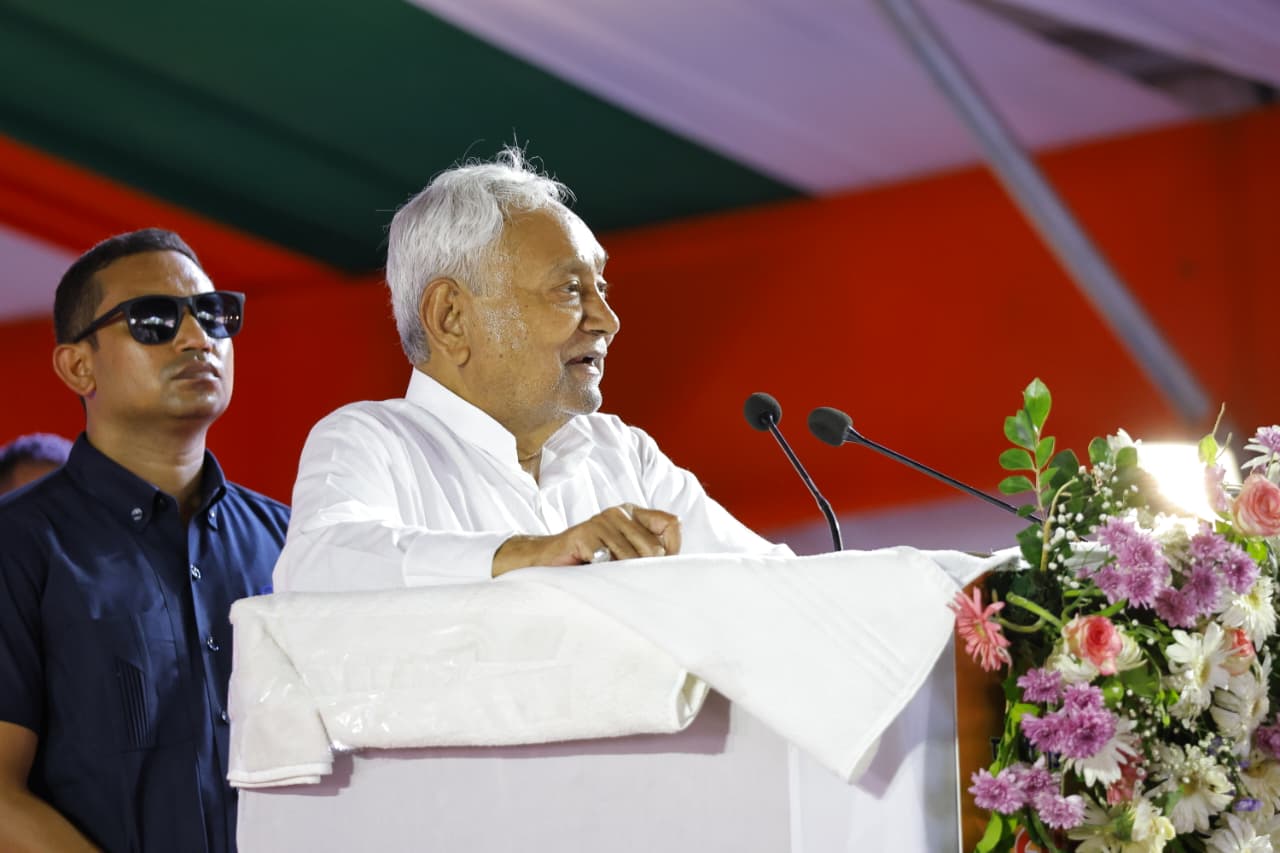मुख्यमंत्री पश्चिम चंपारण में कार्यकर्ताओं को सम्बोधित करते हुए मुख्यमंत्री पश्चिम चंपारण में कार्यकर्ताओं को सम्बोधित करते हुए