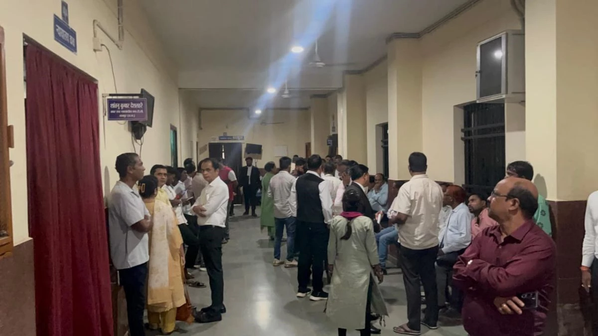 शराब घोटाला मामले में आरोपित बनाए गए 28 अधिकारी विशेष अदालत में पेश हुए शराब घोटाला मामले में आरोपित बनाए गए 28 अधिकारी विशेष अदालत में पेश हुए