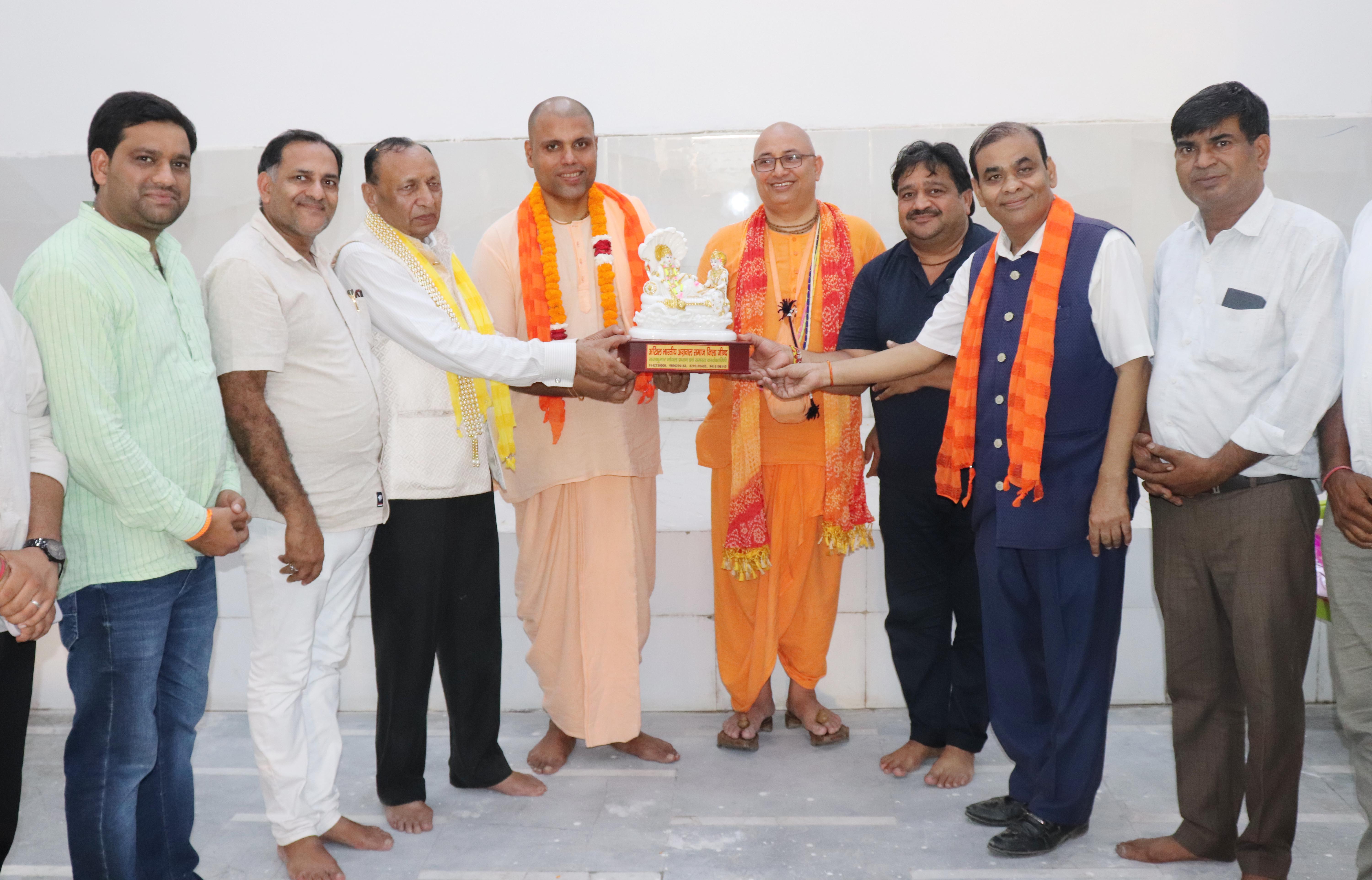 इस्कान के पदाधिकारियों को सम्मानित करती अग्रवाल समाज जींद की टीम। इस्कान के पदाधिकारियों को सम्मानित करती अग्रवाल समाज जींद की टीम।