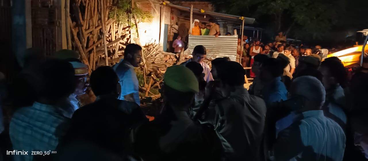 घटना स्थल पर बचाव कार्य घटना स्थल पर बचाव कार्य