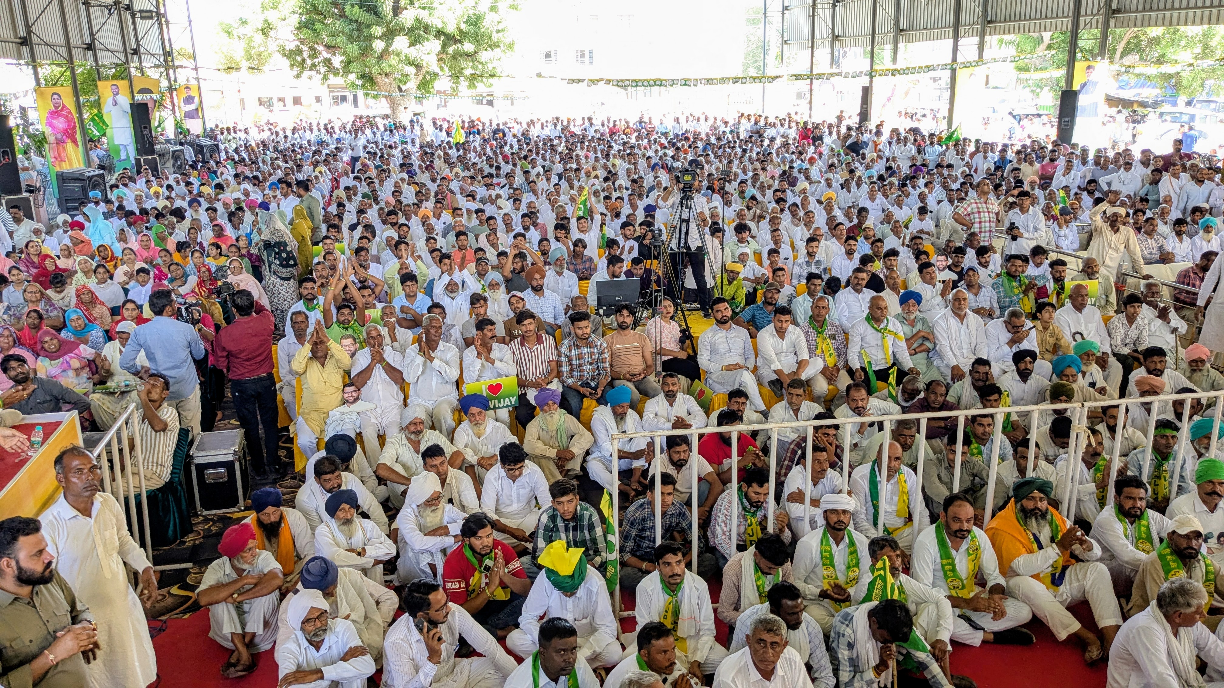 सम्मेलन में उमड़ी कार्यकर्ताओं की भीड़।