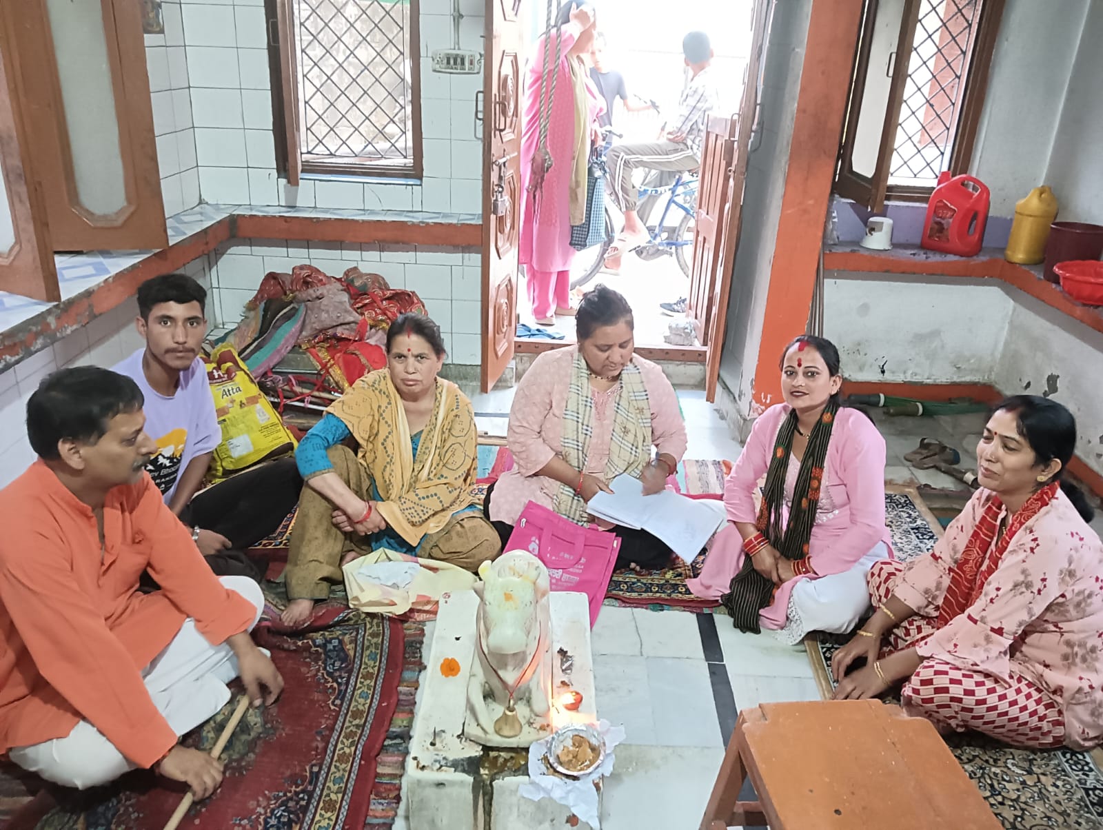 उत्तरकाशी मां दुर्गा मंदिर में सहस्त्र पूजा करते हुए