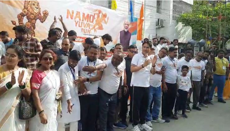 'नमो युवा रन' में शामिल सांसद राजू बिष्ट प्रतिभागियों को हौसला बढ़ाते हुए