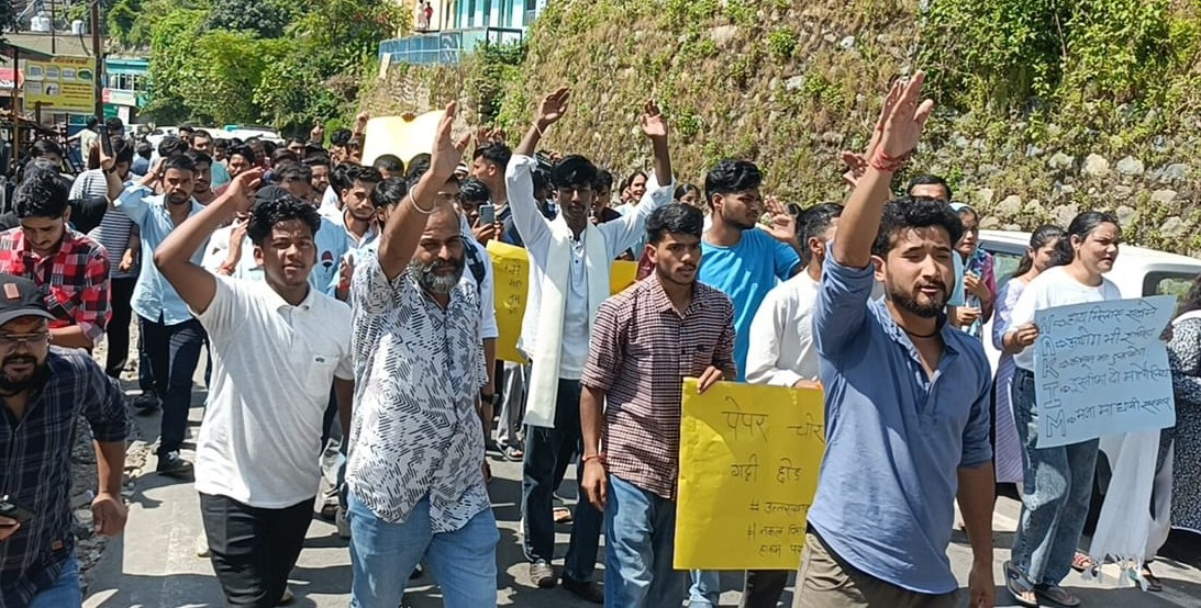 गोपेश्वर में पेपल लीक मामले में प्रदर्शन करते छात्र व बेरोजगार युवा।
