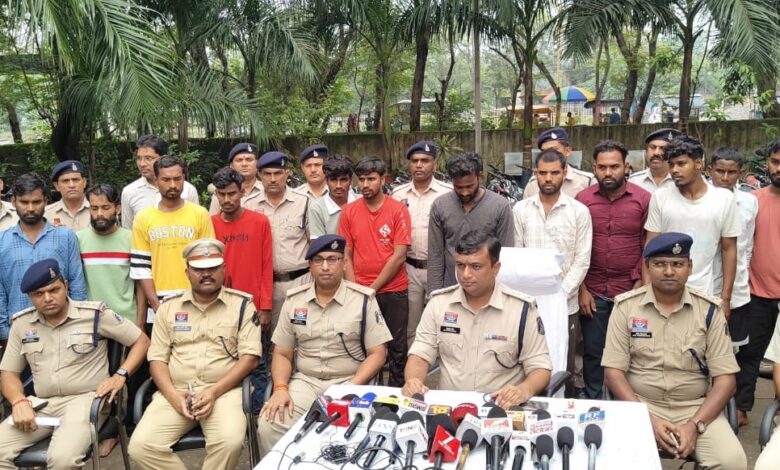 पुलिस के गिरफ्त में आरोपीगण पुलिस के गिरफ्त में आरोपीगण