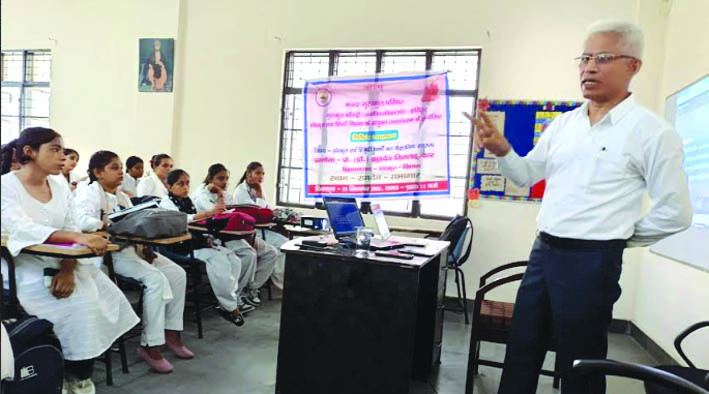 सम्बोधित करते हुए सम्बोधित करते हुए