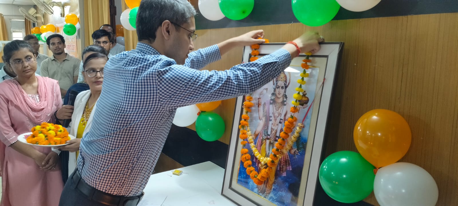 आयुर्वेद दिवस मनाते चिकित्सक व प्रशासनिक अधिकारी