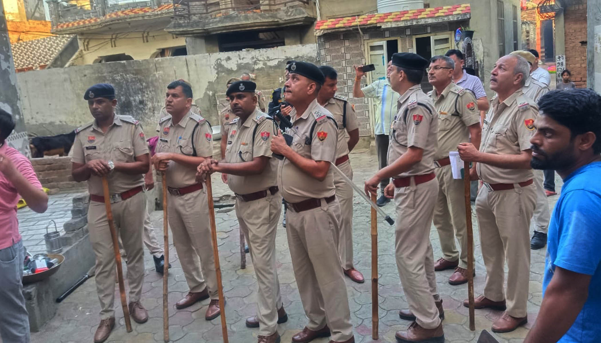 संडील गांव में सर्च अभियान के दौरान दिखाई देता भारी पुलिस बल।