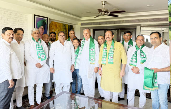 सोनीपत: दूसरी राजनीति पार्टी के सदस्यों  का स्वागत करमे हुए इनेलो नेता अभय सिंह चौटाला