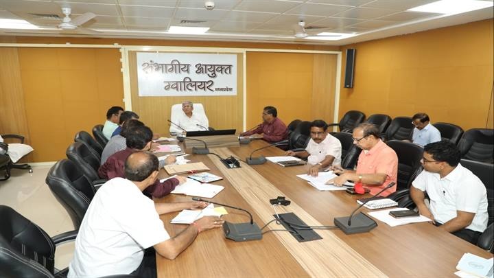 विभागीय अधिकारियों की समीक्षा बैठक