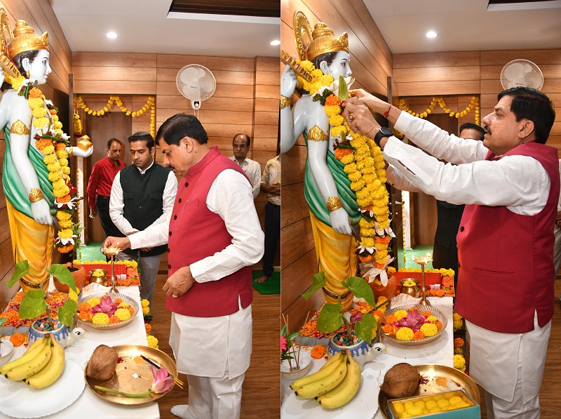 मुख्यमंत्री डॉ. मोहन यादव ने भगवान धन्वंतरि की प्रतिमा पर किया माल्यार्पण मुख्यमंत्री डॉ. मोहन यादव ने भगवान धन्वंतरि की प्रतिमा पर किया माल्यार्पण