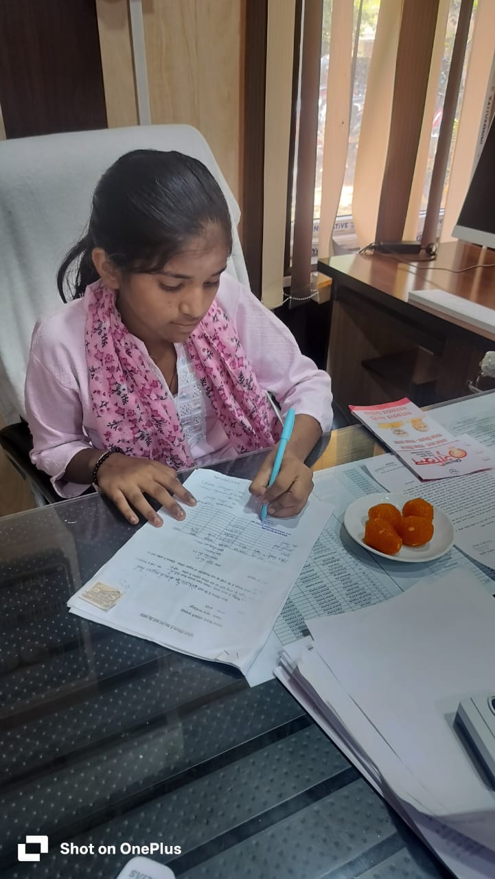 कामकाज निपटाती हुई छात्रा