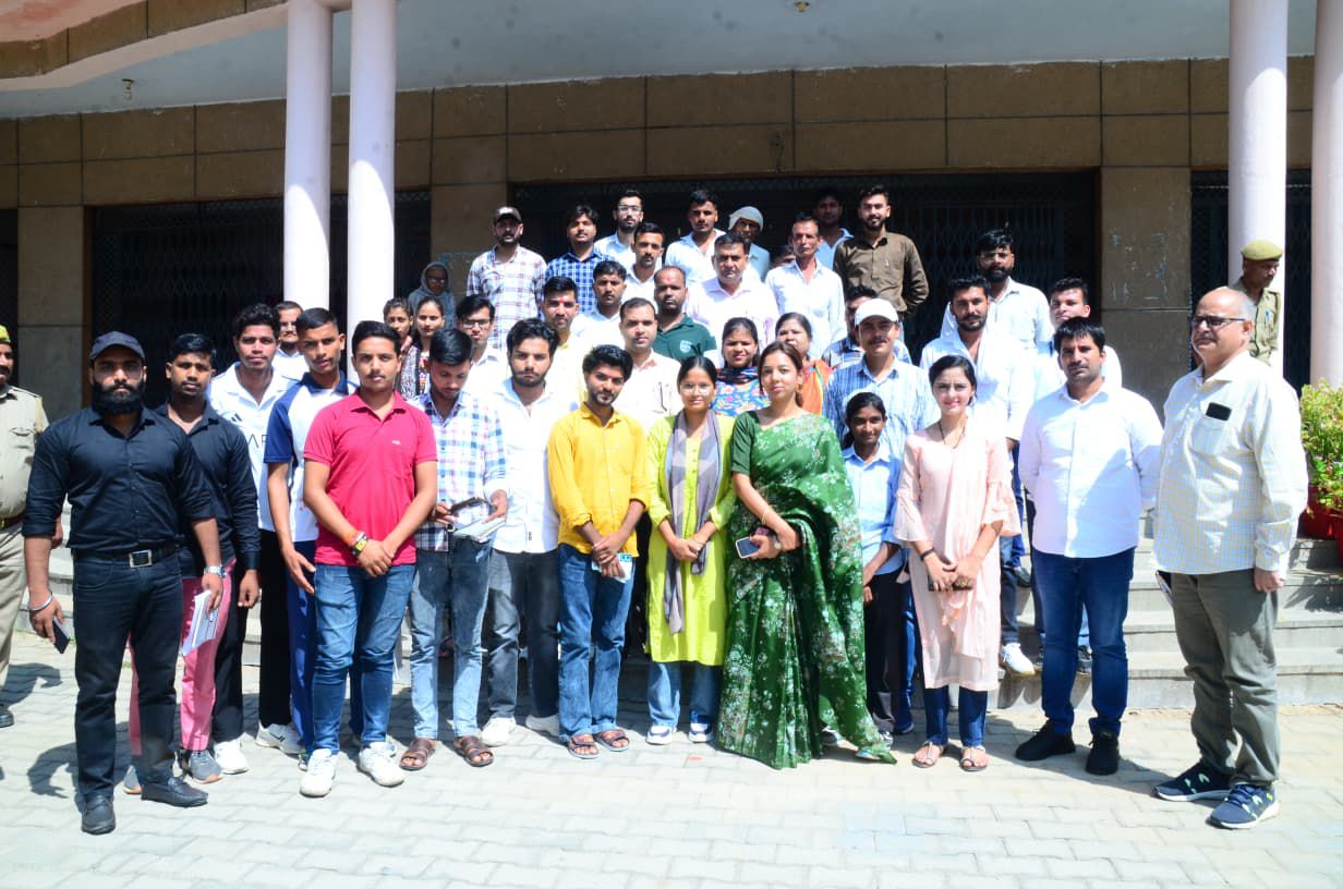 बागपत कलेक्ट्रेट में जिलाधिकारी के साथ पशुमित्र