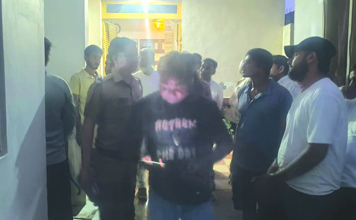 छापेमारी के दौरान छापेमारी के दौरान