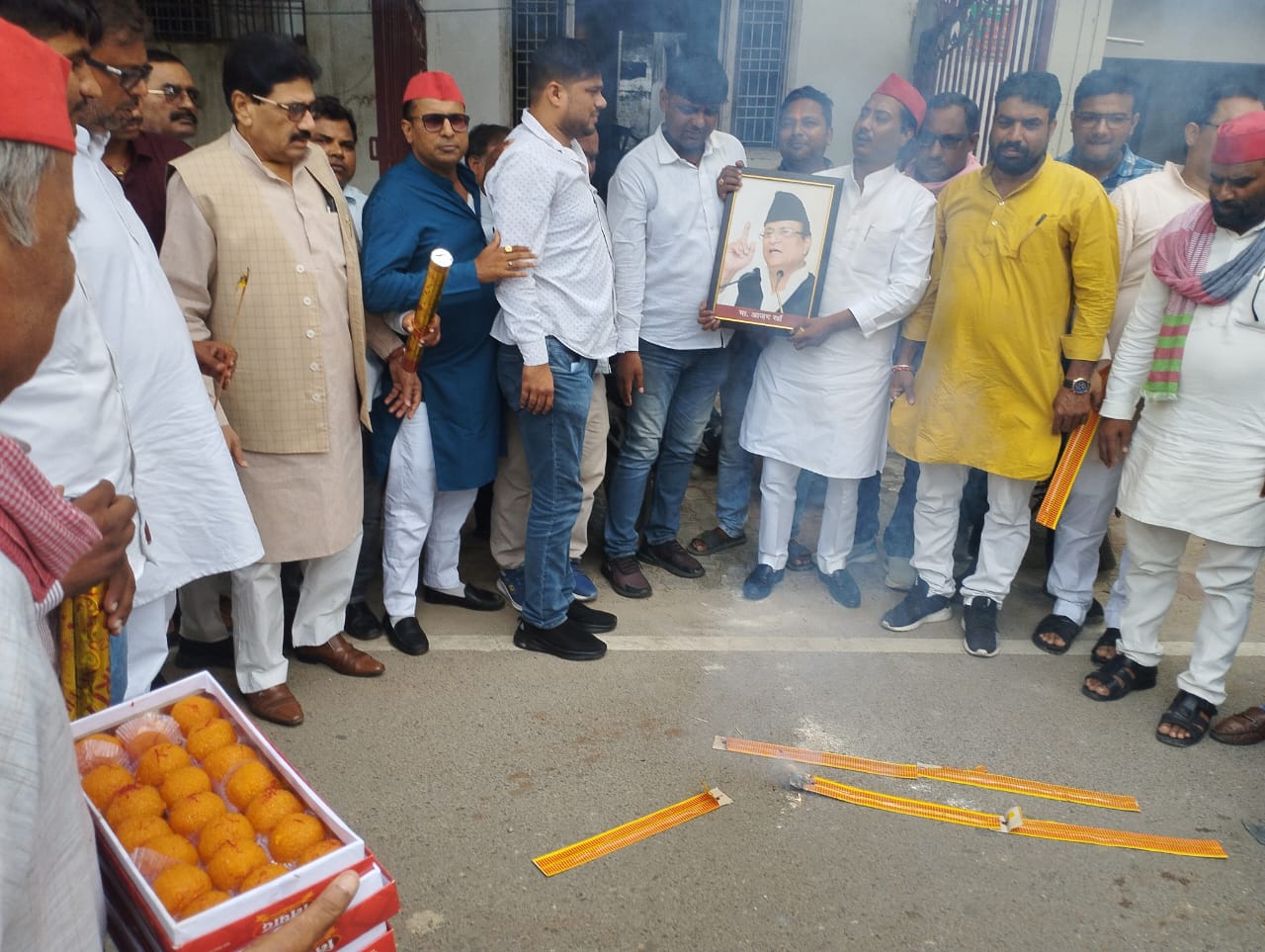 आजम खान की रिहाई पर सपा कार्यकर्ताओं ने पटाखे छोड़ मनाया जश्न*