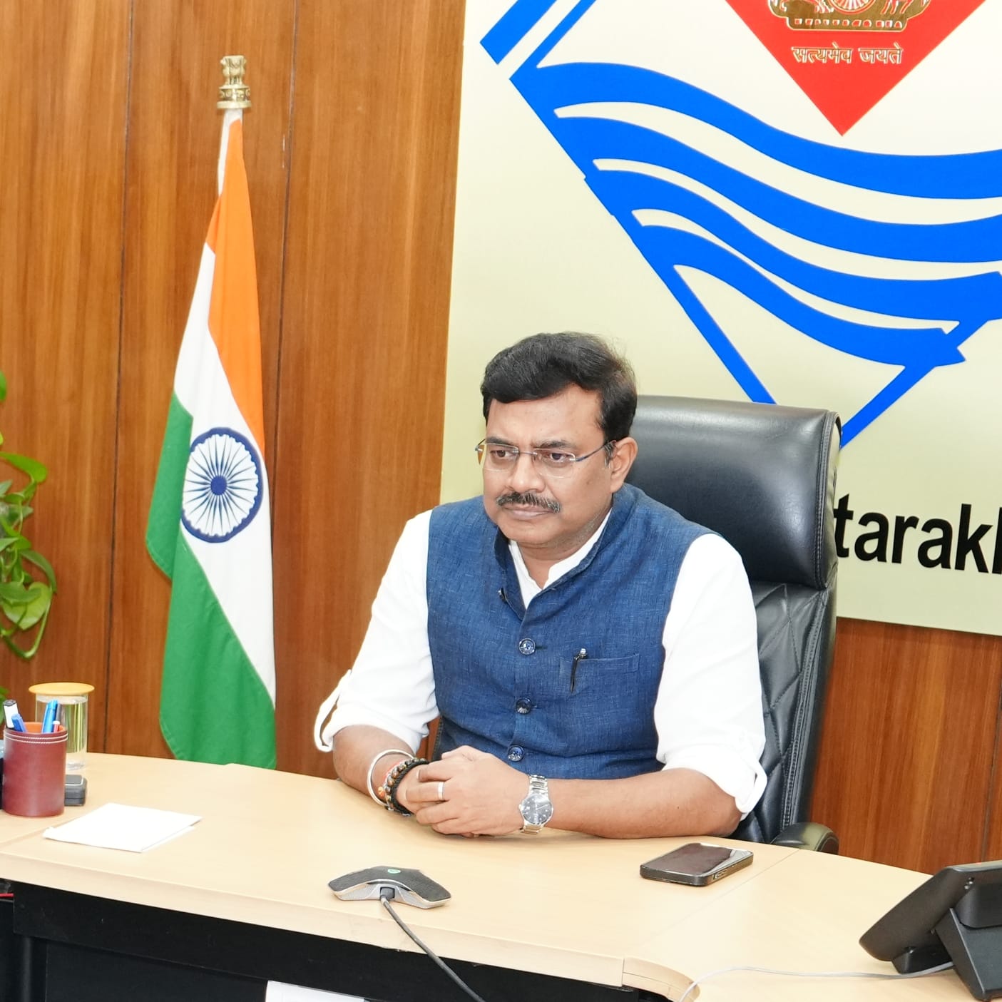 मुख्य सचिव बैठक लेते हुए।