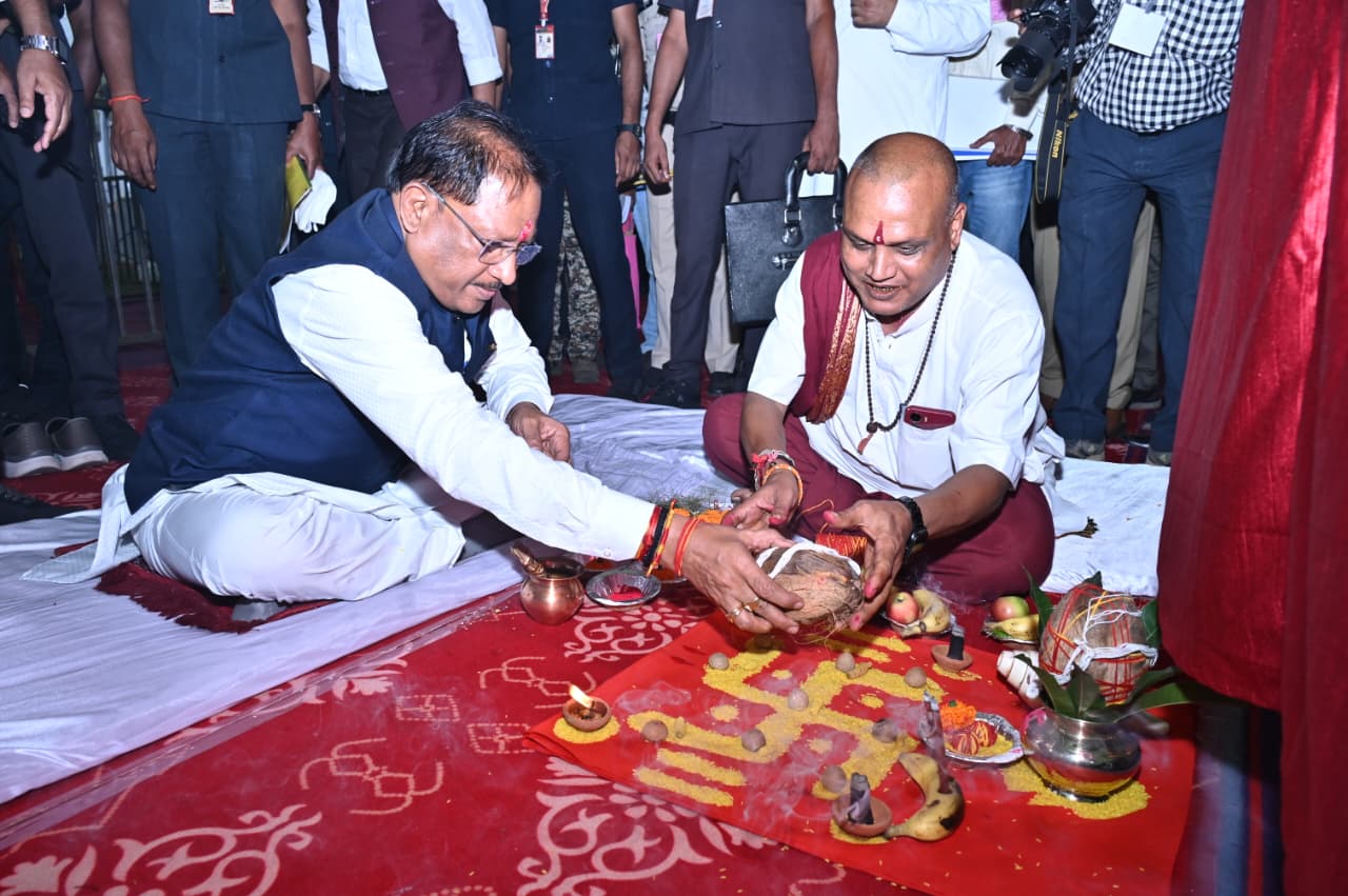 ख्यमंत्री साय विभिन्न विकास कार्यों का भूमिपूजन करते