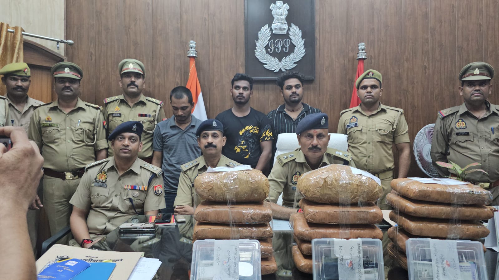 गांजा बरामद करने वाली टीम को एसपी जीआरपी ने दिया ₹2000 का इनाम