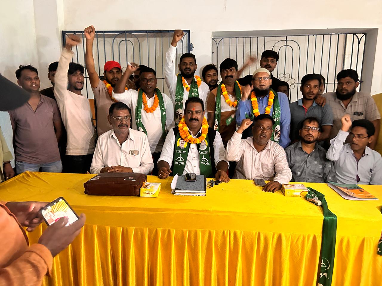 सम्‍मेलन में शाम‍िल मुख्‍यअत‍िथ‍ि समेत नई कमेटी लोग