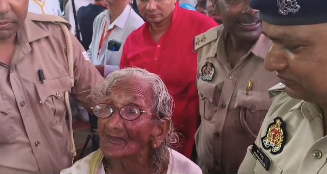 भदोही जिले से आईं 104 वर्षीय वृद्ध महिला को दर्शन कराने ले जाते पुलिसकर्मी। भदोही जिले से आईं 104 वर्षीय वृद्ध महिला को दर्शन कराने ले जाते पुलिसकर्मी।