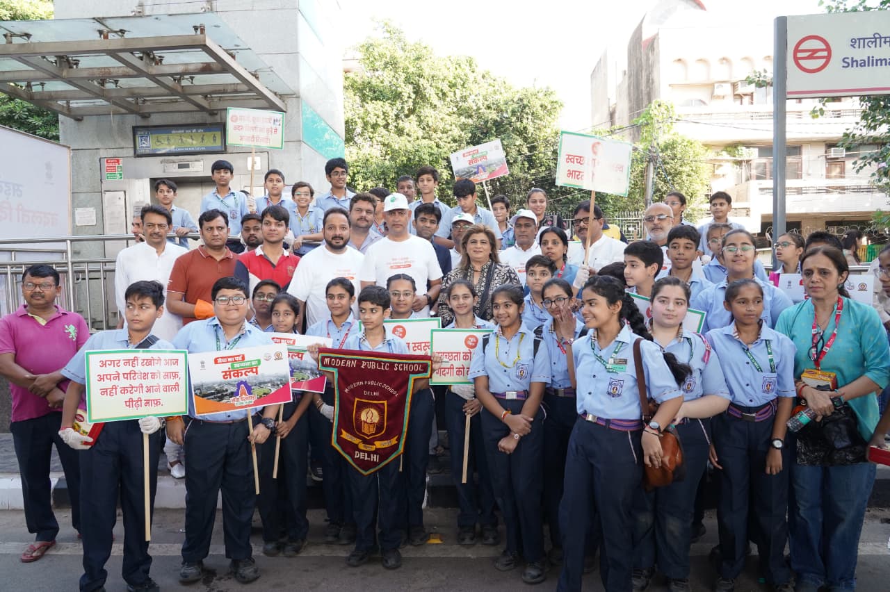 दिल्ली के समाज कल्याण मंत्री रविन्द्र इन्द्राज सिंह मॉडर्न पब्लिक स्कूल के छात्रों के साथ सफाई अभियान में।