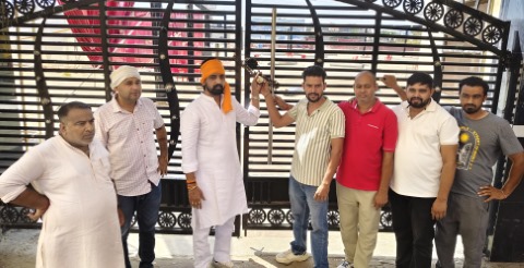 कैथल महाराजा सूरजमल पर विवादित पोस्ट के विरोध में स्टेडियम के गेट को ताला लगाते युवा।