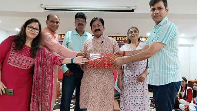 संगीताचार्य मनोज गुप्ता को सम्मानित करते
