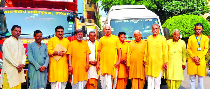 राहत सामग्री ले जाता दल