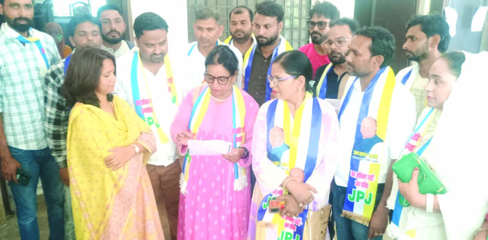 ज्ञापन देते हुए ज्ञापन देते हुए