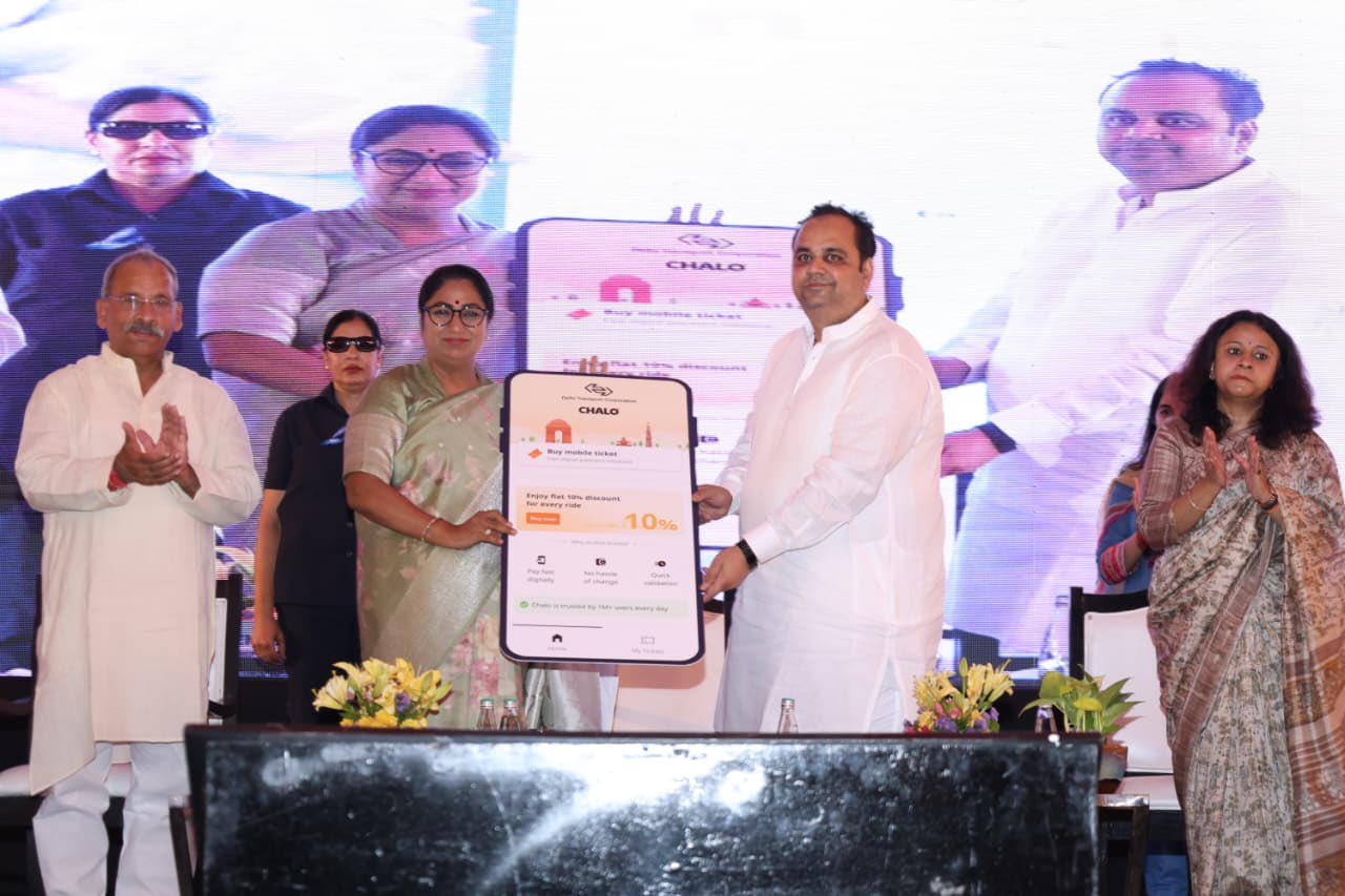 दिल्ली की मुख्यमंत्री रेखा गुप्ता स्वास्थ मंत्री डॉ. पंकज कुमार सिंह आईएसबीटी ऐप के शुभारंभ में।