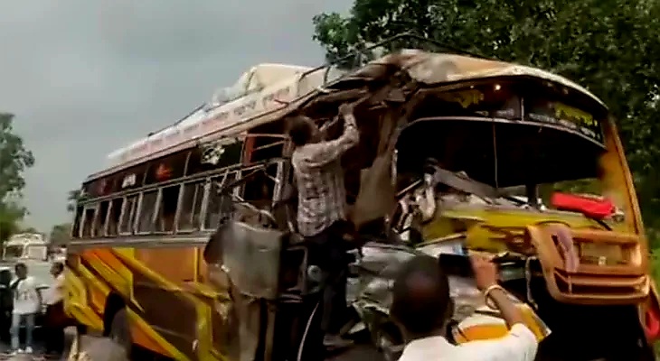 दुर्घटना में क्षतिग्रस्त बस