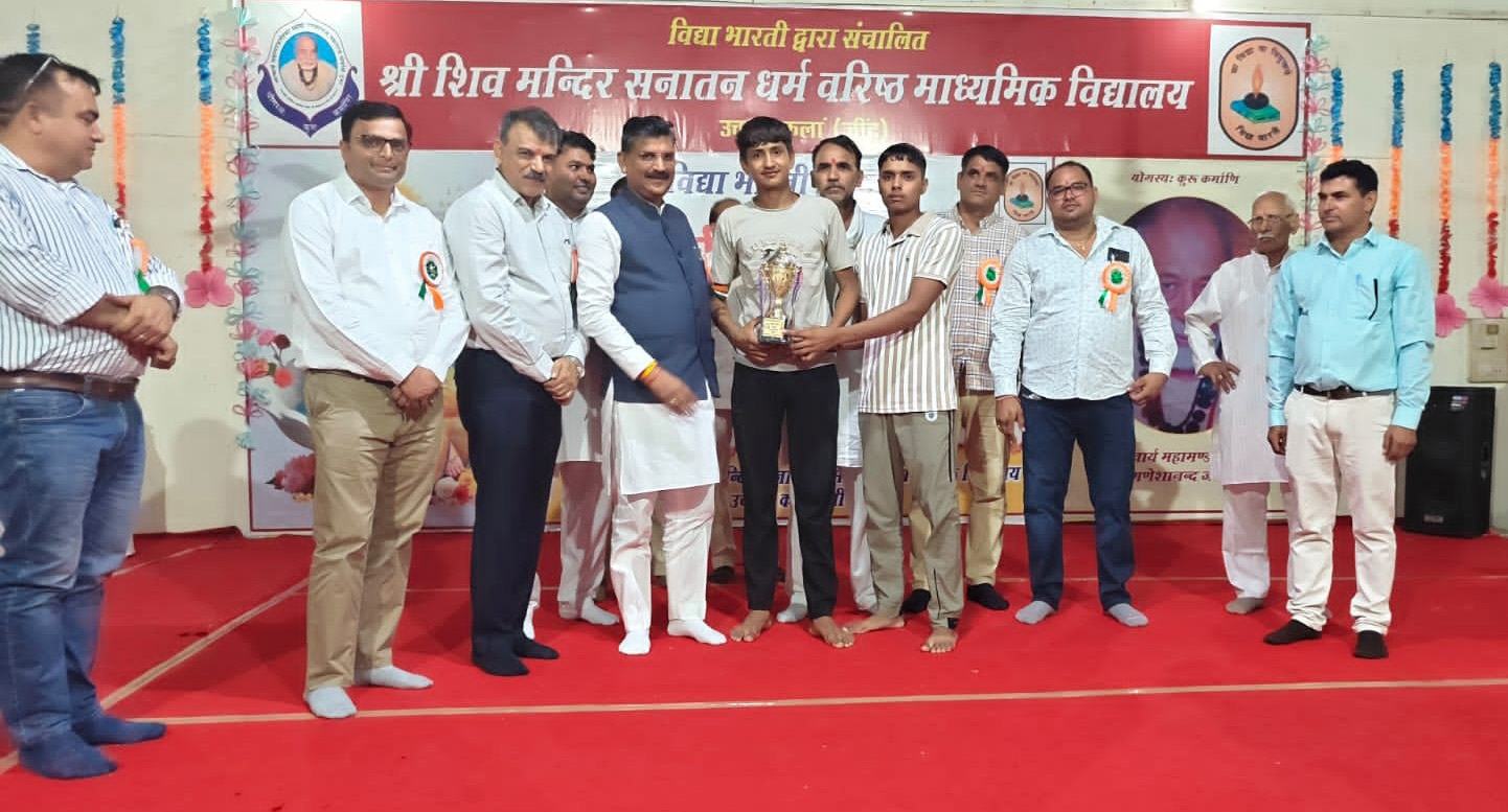 कबड्डी अंडर 17 विजेता टीम के कप्तान को सम्मानित करते हुए कैबिनेट मंत्री कृष्ण बेदी।